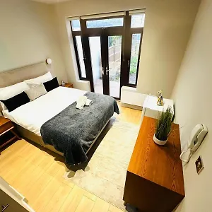 https://lovely-en-suite-top-location-in.cambridgehotelsuk.com